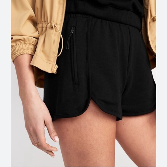 OLD NAVY High-Waisted Dynamic Fleece Dolphin-Hem Sweat Shorts3-inch - Picture 5 of 5